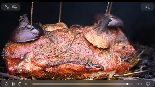 Gesmokter Schweinenackenbraten auf mediterranem Kr&auml;uterbett